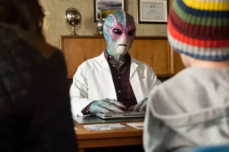Resident Alien - galeria zdjęć - filmweb