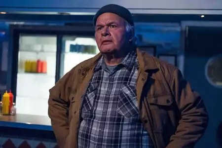 Resident Alien - galeria zdjęć - filmweb