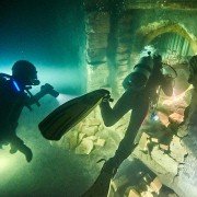 Renegades - galeria zdjęć - filmweb