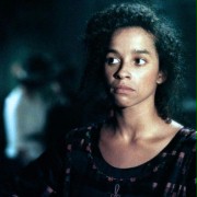 Rae Dawn Chong w Kolor purpury