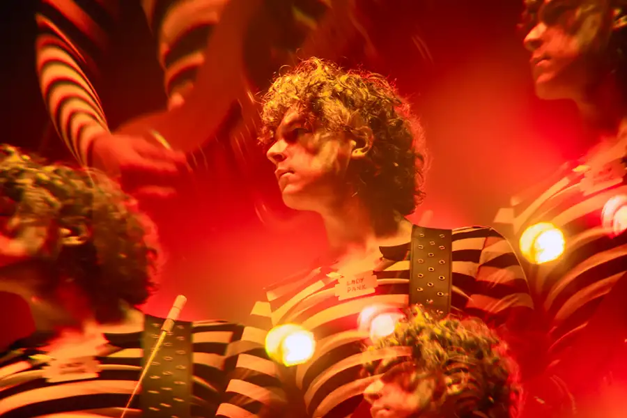 Mniej obcy - galeria zdjęć - filmweb