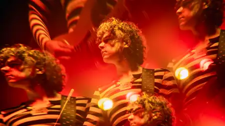 Mniej obcy - galeria zdjęć - filmweb