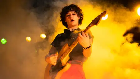 Mniej obcy - galeria zdjęć - filmweb