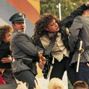 Mniej obcy - galeria zdjęć - filmweb