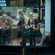 Expats - galeria zdjęć - filmweb