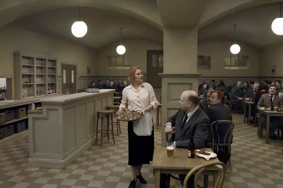 Gołąb przysiadł na gałęzi i rozmyśla o istnieniu - galeria zdjęć - filmweb