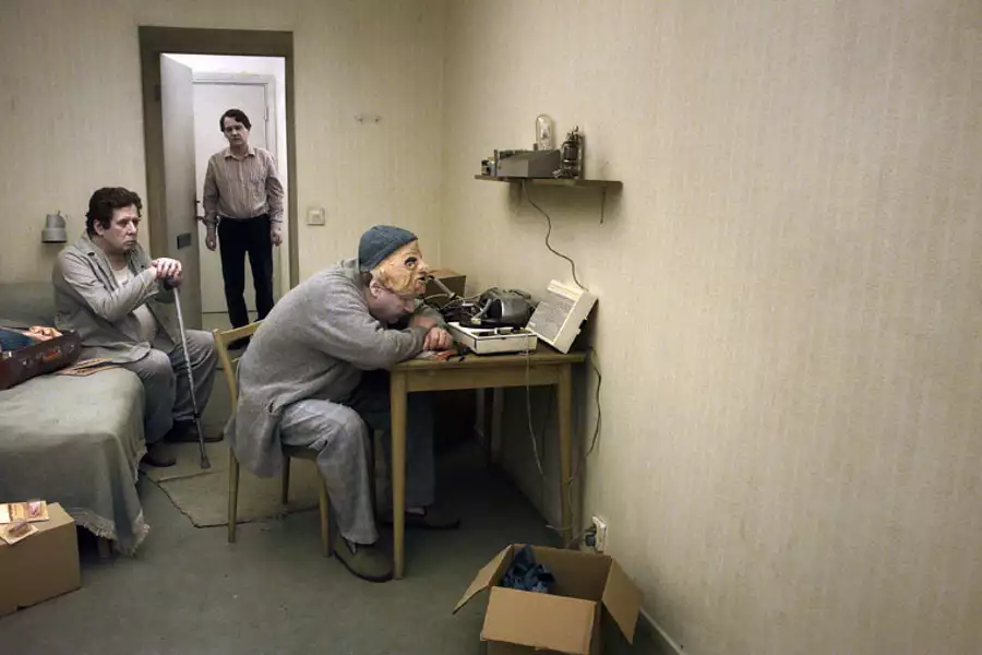 Gołąb przysiadł na gałęzi i rozmyśla o istnieniu - galeria zdjęć - filmweb