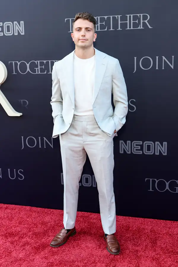Together - galeria zdjęć - filmweb