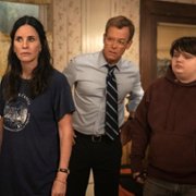 Shining Vale - galeria zdjęć - filmweb