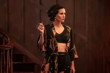 Shining Vale - galeria zdjęć - filmweb