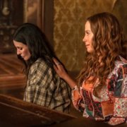 Shining Vale - galeria zdjęć - filmweb