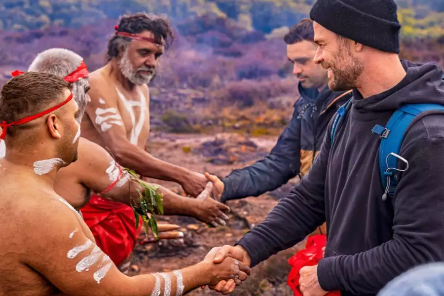 Bez granic z Chrisem Hemsworthem - galeria zdjęć - filmweb