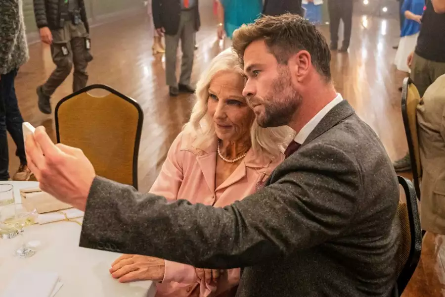 Bez granic z Chrisem Hemsworthem - galeria zdjęć - filmweb