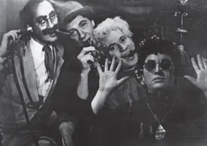 Paryskie kaligramy - galeria zdjęć - filmweb