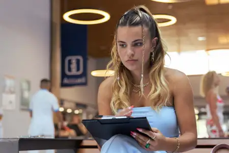 Młodzi milionerzy - galeria zdjęć - filmweb