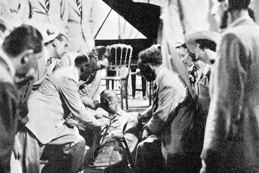Młody i niewinny - galeria zdjęć - filmweb