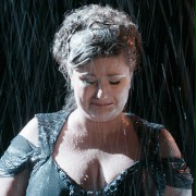 Kobieta moknąca na deszczu
