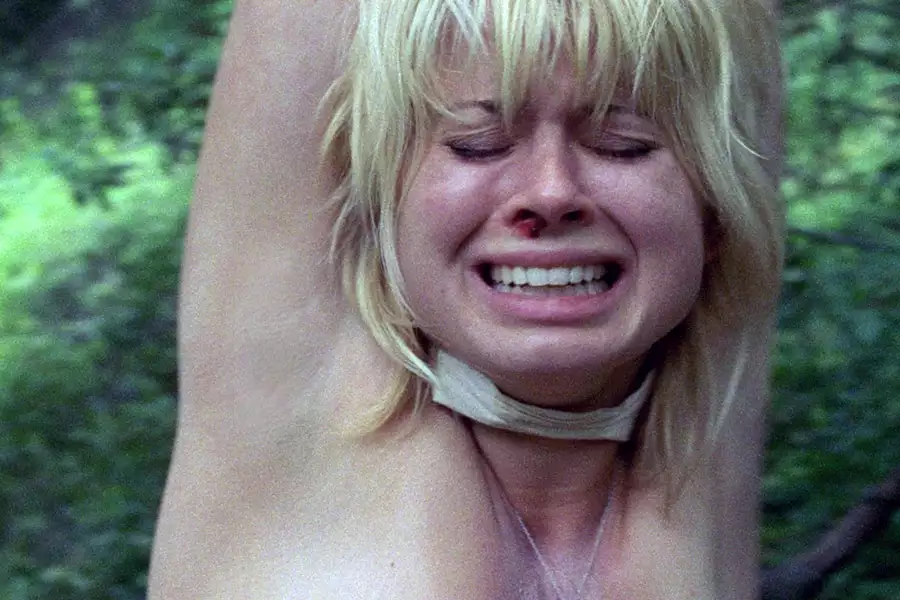 Płytko pod ziemią - galeria zdjęć - filmweb