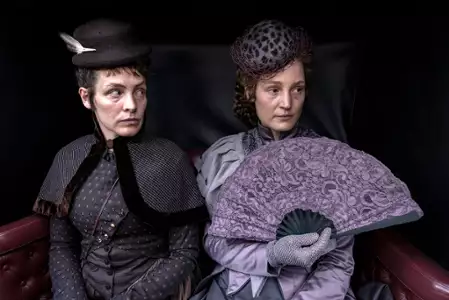 W gorsecie - galeria zdjęć - filmweb