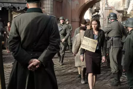 Świat w ogniu: Początki - galeria zdjęć - filmweb