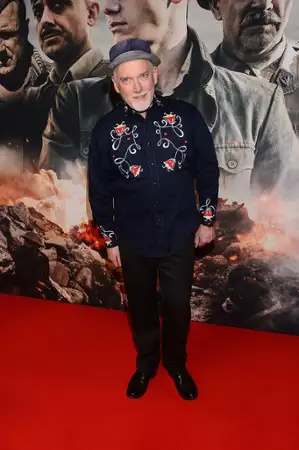 Czerwone maki - galeria zdjęć - filmweb