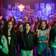 Trinkets - galeria zdjęć - filmweb
