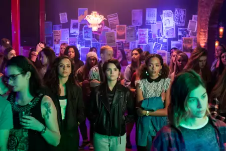 Trinkets - galeria zdjęć - filmweb