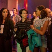 Trinkets - galeria zdjęć - filmweb