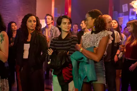 Trinkets - galeria zdjęć - filmweb