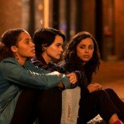 Trinkets - galeria zdjęć - filmweb