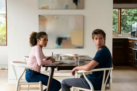 Trinkets - galeria zdjęć - filmweb