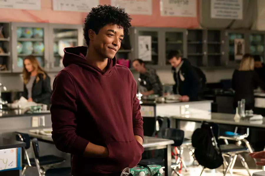 Trinkets - galeria zdjęć - filmweb