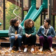 Trinkets - galeria zdjęć - filmweb