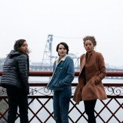 Trinkets - galeria zdjęć - filmweb