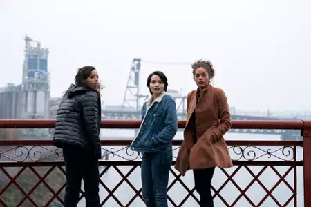 Trinkets - galeria zdjęć - filmweb