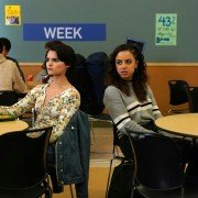 Trinkets - galeria zdjęć - filmweb