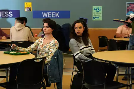 Trinkets - galeria zdjęć - filmweb