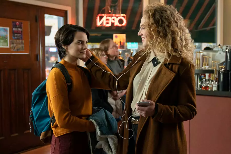 Trinkets - galeria zdjęć - filmweb