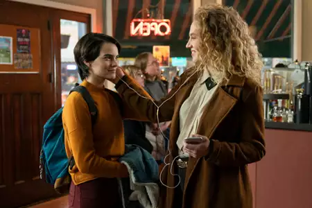 Trinkets - galeria zdjęć - filmweb