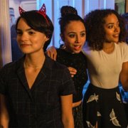Trinkets - galeria zdjęć - filmweb