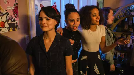 Trinkets - galeria zdjęć - filmweb