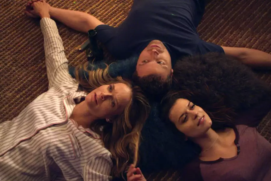 You Me Her - galeria zdjęć - filmweb