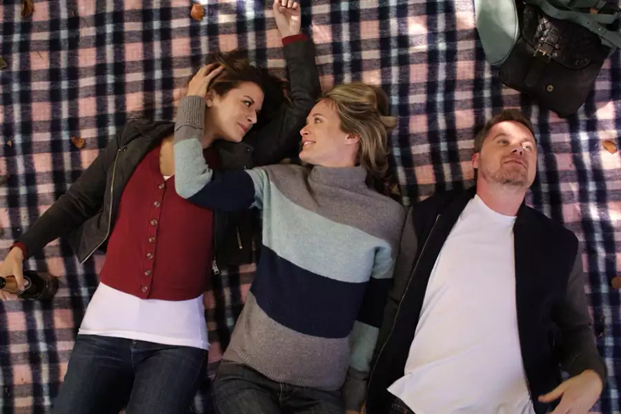 You Me Her - galeria zdjęć - filmweb