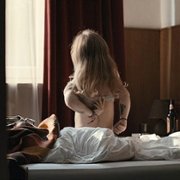 Sukienka - galeria zdjęć - filmweb