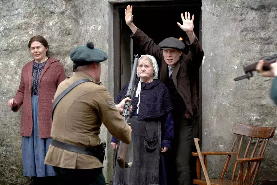Wiatr buszujący w jęczmieniu - galeria zdjęć - filmweb