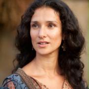 Indira Varma w Świat bez końca