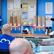 Superstore - galeria zdjęć - filmweb