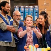 Superstore - galeria zdjęć - filmweb