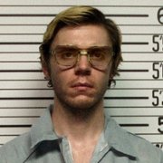 Evan Peters w Potwory