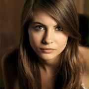 Willa Holland w Życie na fali